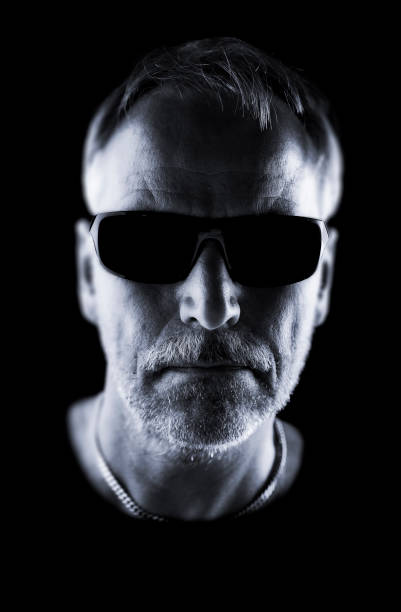 caucasiano masculino - staring black and white glasses human face - fotografias e filmes do acervo