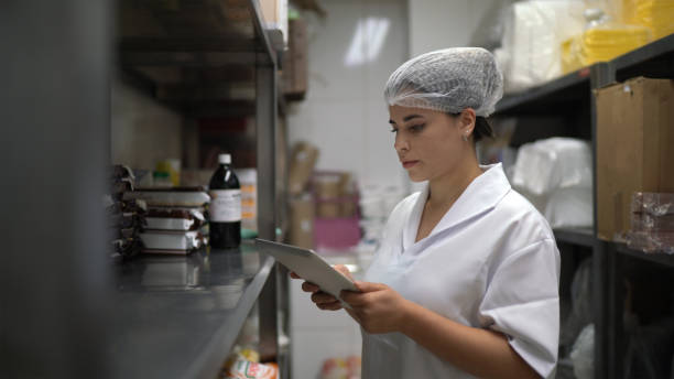 mitarbeiter überprüfen lagerraum mit digitalem tablet - restaurant review stock-fotos und bilder