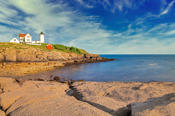 nubble light house am nubble point bei ebbe. - maine lighthouse york maine new england stock-fotos und bilder