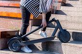 junge-frau-auf-elektroroller.jpg?b=1&s=170x170&k=20&c=Q3Jk7IvlrxwKVjE7GFyVSLGu0aF_4w0uxBXu6Bah_Js=