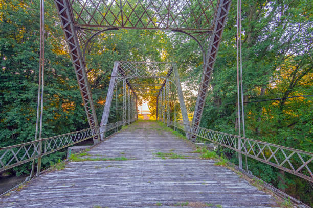 bridge-buttler bridge-built en 1903-miami county indiana-288 pies de largo sobre el río eel - buttler fotografías e imágenes de stock