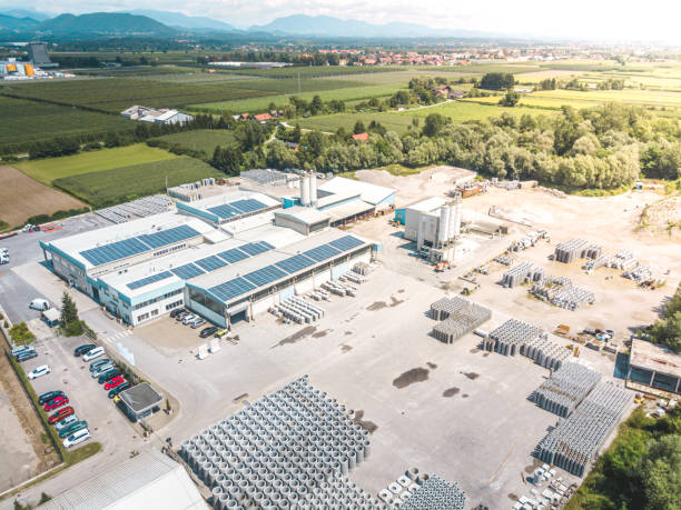 grande usina de construção com painéis solares no telhado - central de energia solar - fotografias e filmes do acervo