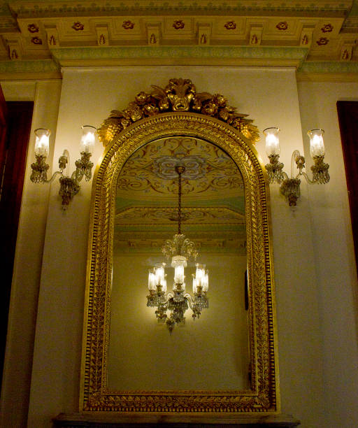 kronleuchter und spiegel - domestic room palace chandelier nobility stock-fotos und bilder