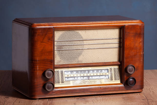 vintage radio on top of a wooden floor - radio gramophone imagens e fotografias de stock
