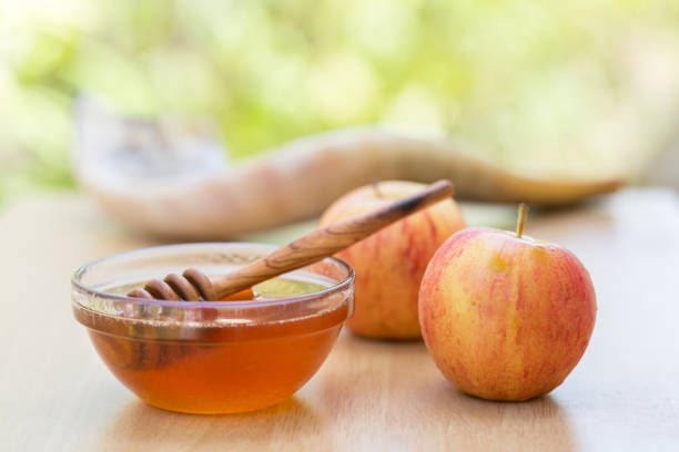 яблоки, мед, шофар для рош хашана - rosh hashanah стоковые фото и изображения