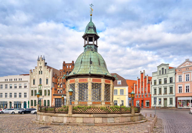 market square with the water fountain from 1602 in the old town of wismar. mecklenburg-vorpommern, germany - hanse imagens e fotografias de stock