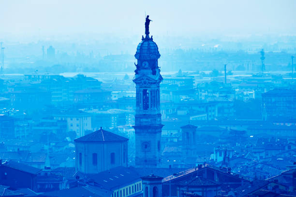 paisaje urbano azul con campanario de sant'alessandro en la iglesia de colonna. "nclasic iglesia italiana con campanario. vista del paisaje urbano de bérgamo - architecture bergamo blue building exterior fotografías e imágenes de stock