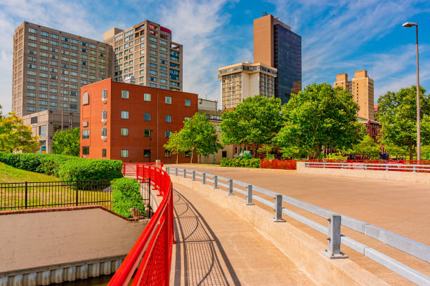 toledo ohio tiene varios puentes en su distrito del centro de la ciudad. - orange ohio fotografías e imágenes de stock