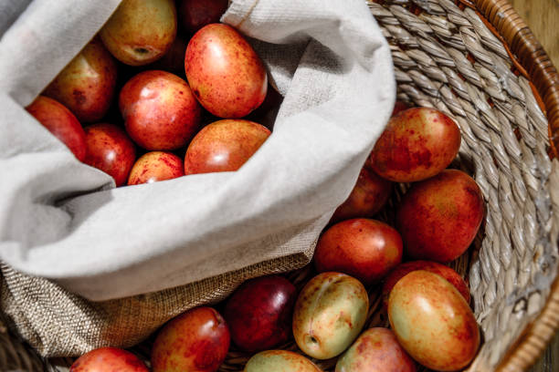 сливы урожай фон - plum fruit basket wicker стоковые фото и изображения