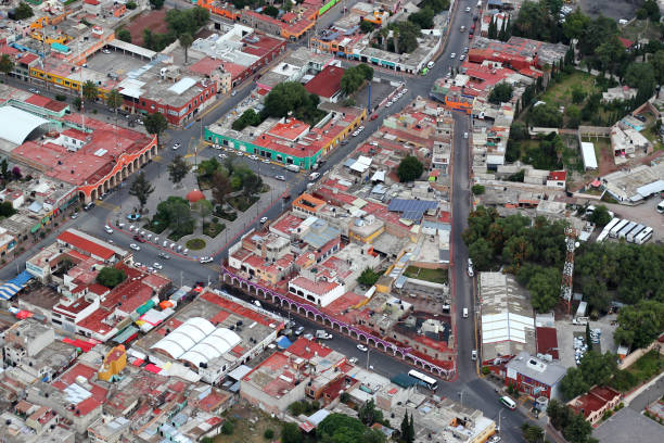 vue aérienne et urbaine de la ville de san juan teotihuacan mexique - north american tribal culture photography color image horizontal photos et images de collection