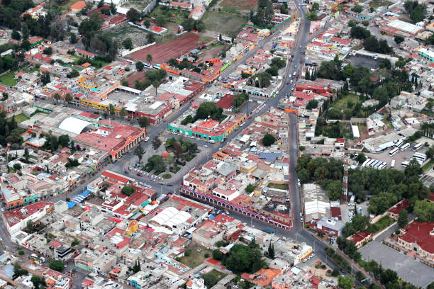 luft- und stadtansicht der stadt san juan teotihuacan mexiko - north american tribal culture photography color image horizontal stock-fotos und bilder