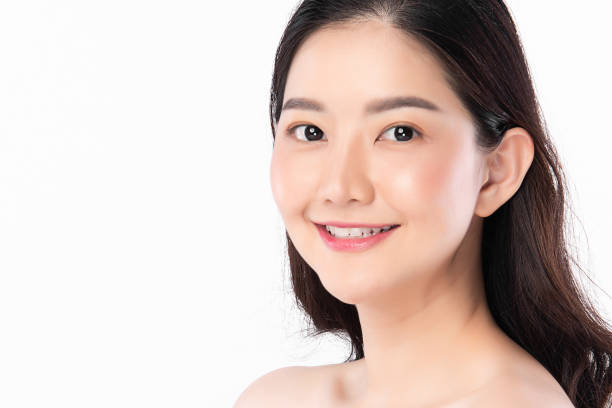 깨끗한 신선한 피부를 가진 아름다운 젊은 아시아 여성, 흰색 배경에, 얼굴 관리, 얼굴 치료. 미용, 미용 및 스파. 아시아 여성 초상화 - 18642 뉴스 사진 이미지