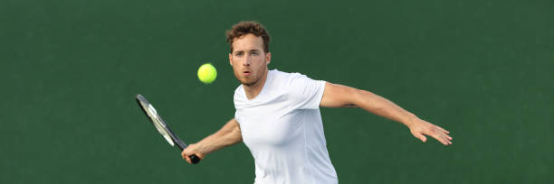 striscione uomo tennista che colpisce palla con racchetta su sfondo spazio di copia orizzontale verde. atleta sportivo che allena la tecnica dell'impugnatura dritto sul campo esterno - tennis court tennis racket forehand foto e immagini stock