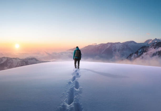 nad mgłą - mountain peak mountain snow hiking zdjęcia i obrazy z banku zdjęć