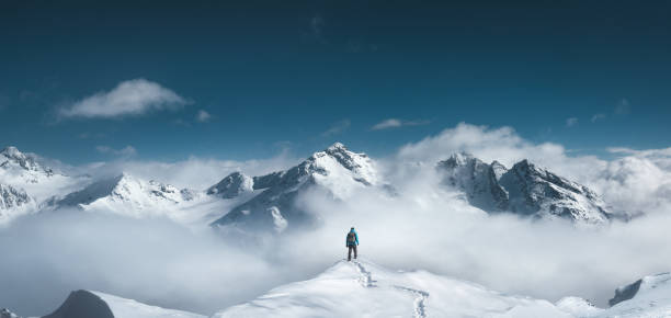 excursionista de montaña - snow hiking fotografías e imágenes de stock