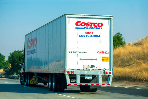 配達トラックの側面にコストコ卸売看板とロゴ - travel trailer ストックフォトと画像