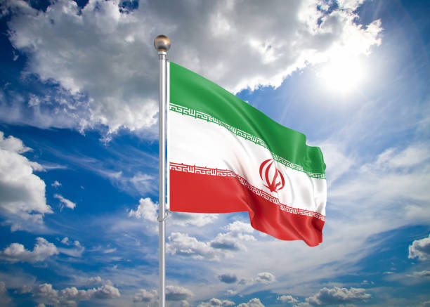 bandera realista. ilustración 3d. bandera ondeando de color de irán en el cielo azul soleado fondo. - iranian flag fotografías e imágenes de stock