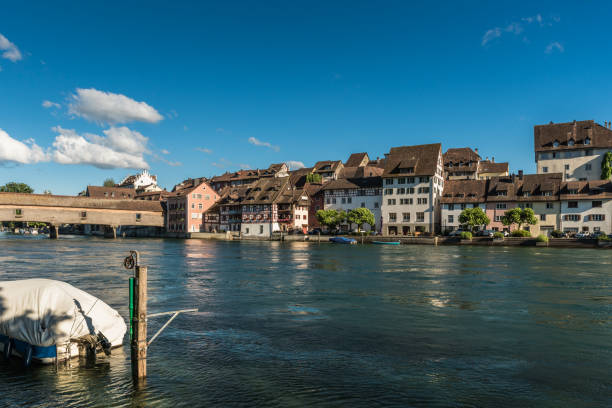 casco antiguo de diessenhofen con puente de madera cubierto sobre el río rin, suiza - thurgau fotografías e imágenes de stock