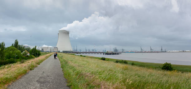 돌의 원자력 발전소를 향해 걷고 있는 어머니와 딸. 파노라마 뷰. - bridle path 이미지 뉴스 사진 이미지