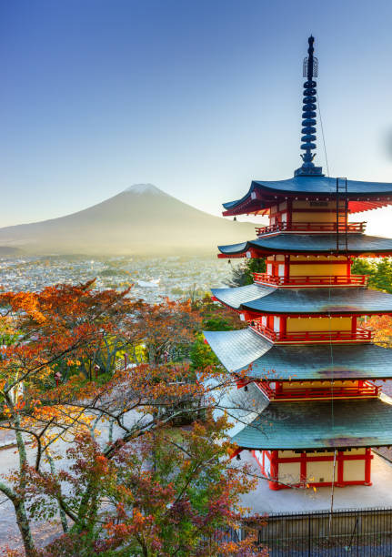 富士山と中原寺と夕暮れ時、富士吉田市 - fuji mt fuji yamanashi prefecture japanese fall foliage ストックフォトと画像