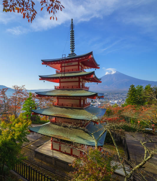 mt. fuji z chureito pagoda, fujiyoshida, japonia - fuji mt fuji yamanashi prefecture japanese fall foliage zdjęcia i obrazy z banku zdjęć