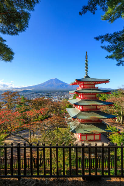 富士山と中原寺、富士吉田、日本 - fuji mt fuji yamanashi prefecture japanese fall foliage ストックフォトと画像