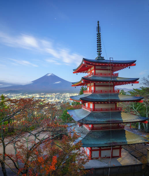 mt. fuji z chureito pagoda, fujiyoshida, japonia - fuji mt fuji yamanashi prefecture japanese fall foliage zdjęcia i obrazy z banku zdjęć