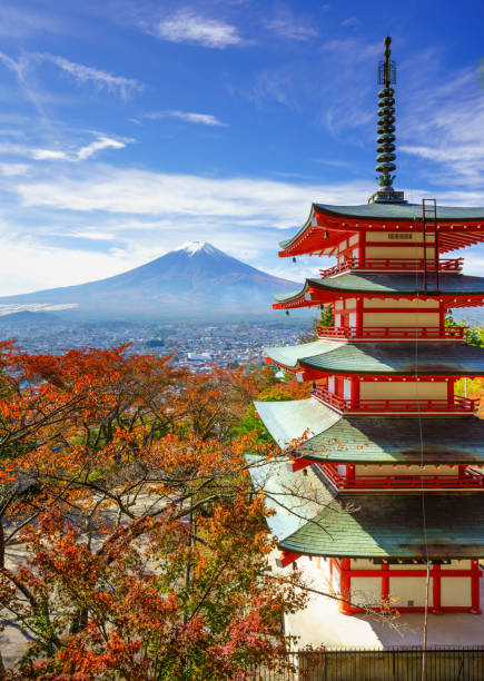 mt. fuji z chureito pagoda, fujiyoshida, japonia - fuji mt fuji yamanashi prefecture japanese fall foliage zdjęcia i obrazy z banku zdjęć