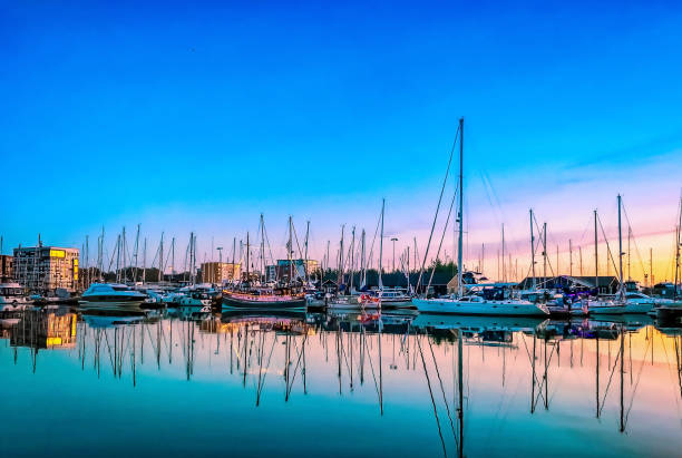 łodzie w marinie o zachodzie słońca - nautical vessel moored yacht harbor zdjęcia i obrazy z banku zdjęć