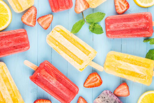 sano frutta intera popsicles con bacche fragola arancia drago frutta su tavolo d'epoca in legno - flavored ice foto e immagini stock