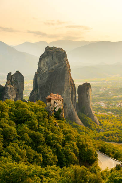 monasteri meteora al tramonto, grecia - kalambaka foto e immagini stock