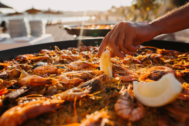 préparation de paella sur la plage de majorque - prepared shellfish prepared crustacean food and drink food photos et images de collection