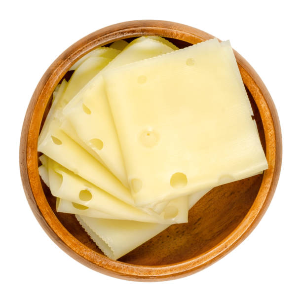 plastry sera emmental, złożone plastry sera szwajcarskiego w drewnianej misce - cheese portion swiss culture swiss cheese zdjęcia i obrazy z banku zdjęć