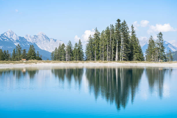 widok na krajobraz jeziora górskiego - spring wetterstein mountains water river zdjęcia i obrazy z banku zdjęć