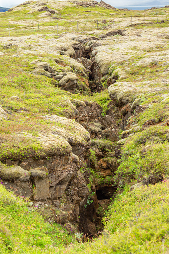 Islandia - Fisura de la Tierra agrietada - Geología de la Isla Tectónica photo