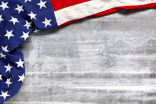 Bandera estadounidense sobre fondo de madera blanca desgastada. Para el Día de los Estados Unidos, el Día del Veterano, el Día del Trabajo o la celebración del 4 de julio. Con espacio en blanco para texto. photo
