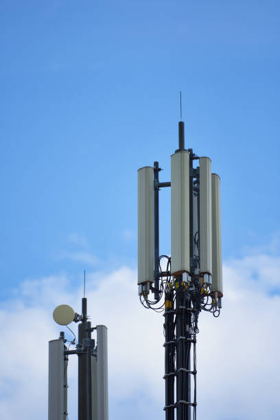 телекоммуникационная башня и мачта с антенной heptaband включая полосы 4g lte, 3g umts, gsm, dcs - tower 3g mobile phone communication стоковые фото и изображения