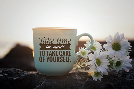 Nota en una taza de café - Tómese el tiempo para cuidarse. photo