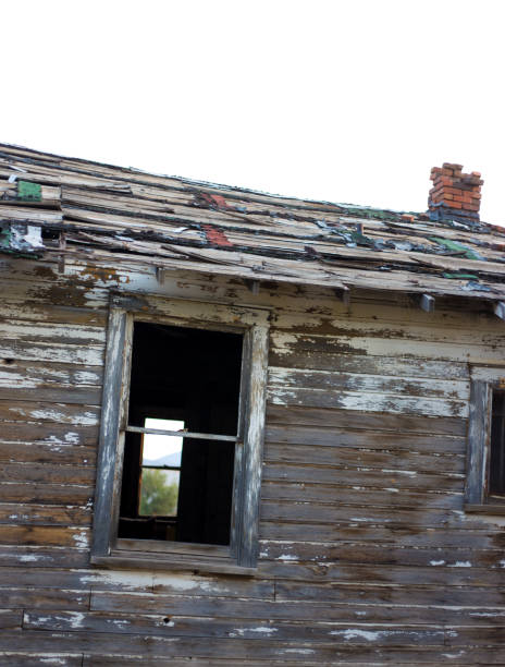 istock Abandoned Run-Down Rotting Old Wood House 1269407373