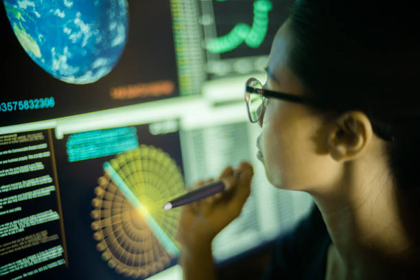 femme d’écran de données d’écologie - space surveillance photos et images de collection