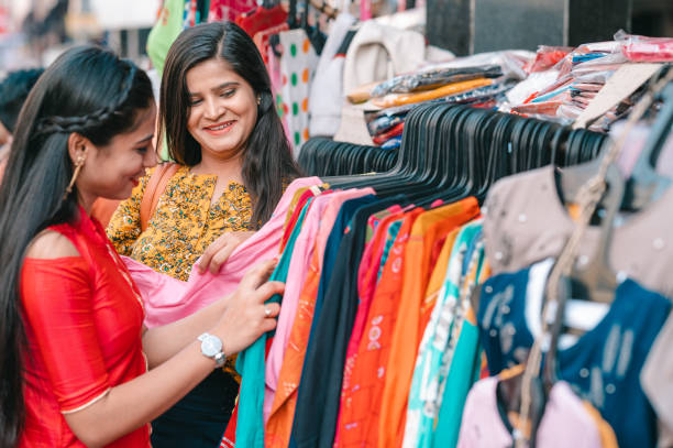 길거리 시장에서 옷을 쇼핑하는 여자 - india indian culture women market 뉴스 사진 이미지