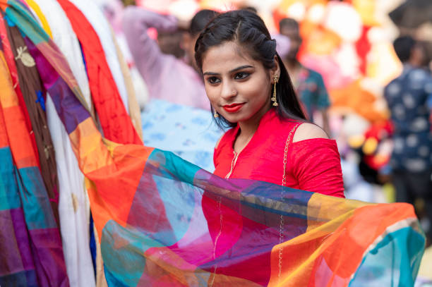 frauen kaufen für kleidung auf dem straßenmarkt - craft india indian culture asian ethnicity stock-fotos und bilder