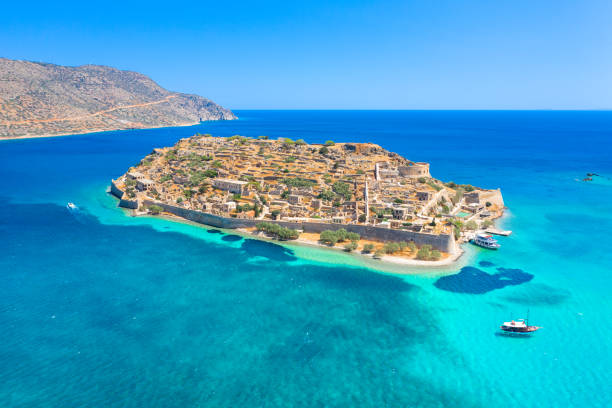 vue de l’île de spinalonga avec la mer calme. il y avait des lépreux isolés, des humains avec la desease de hansen, golfe d’elounda, crète, grèce. - fort bay photos et images de collection