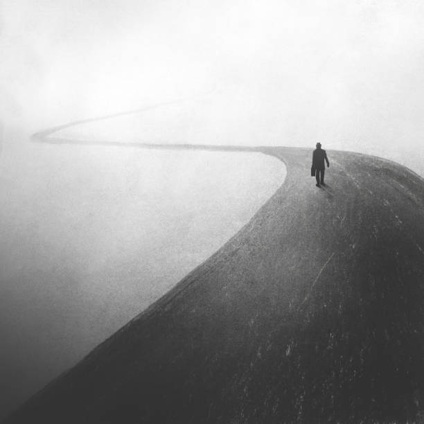 homem misterioso andando em uma rua escura nebulosa, conceito de solidão - spooky horror nostalgia autumn - fotografias e filmes do acervo