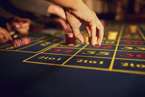 chip da tavolo da roulette in un casinò. i giocatori d'azzardo scommettono in un casinò. - gamblers foto e immagini stock