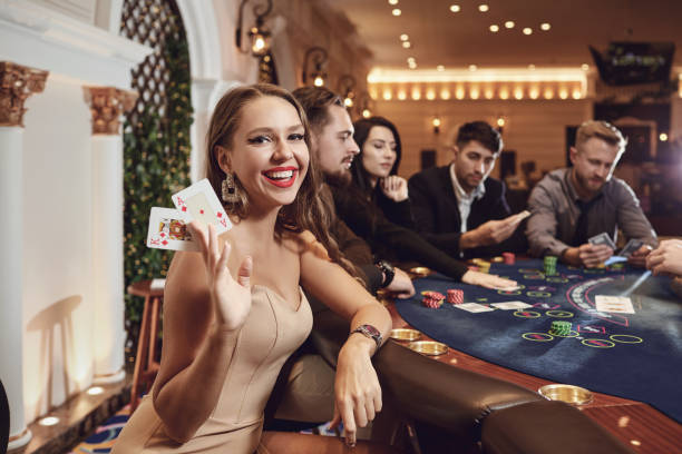 彼女の手にカードを持つ女の子は、笑顔はカジノでポーカーを果たしています。 - casino roulette gambling casino worker ストックフォトと画像