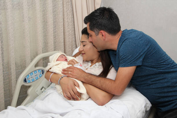 bebê recém-nascido com os pais - delivery room - fotografias e filmes do acervo