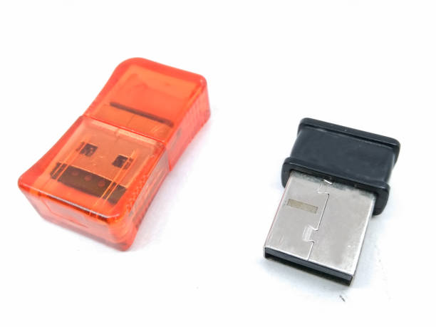 una imagen de pen drive sobre fondo blanco - usb flash drive usb cable isolated close up fotografías e imágenes de stock