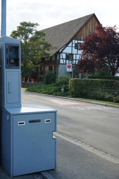 radar photo de sécurité sur la route suisse près d’une maison blanche. - police station flash photos et images de collection