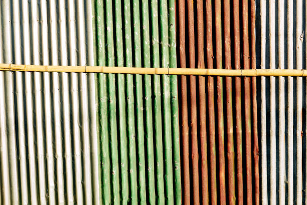 старая гофрированная металлическая стена разных цветов - sign rust old fashioned corrugated iron стоковые фото и изображения